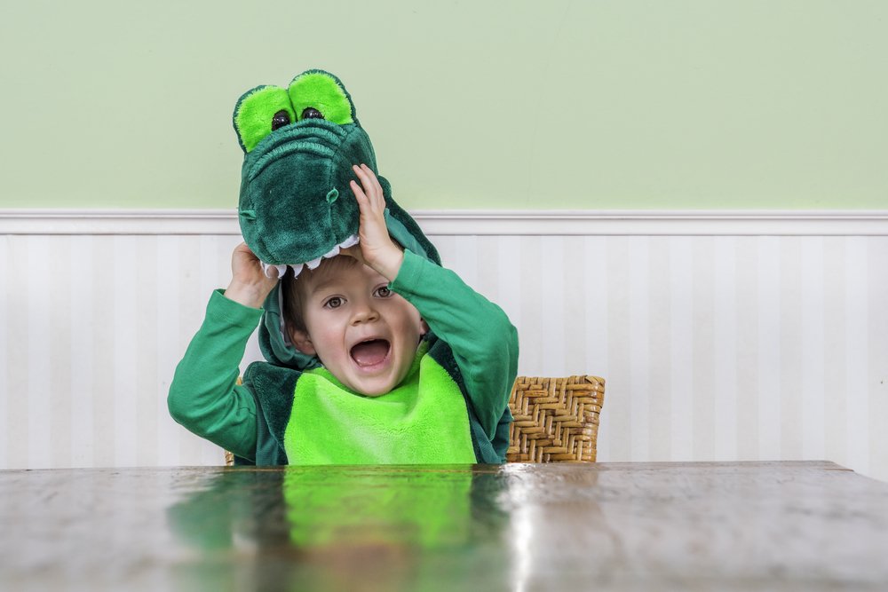 Un niño disfrazado de cocodrilo. / De Red pepper. / Shutterstock.com.