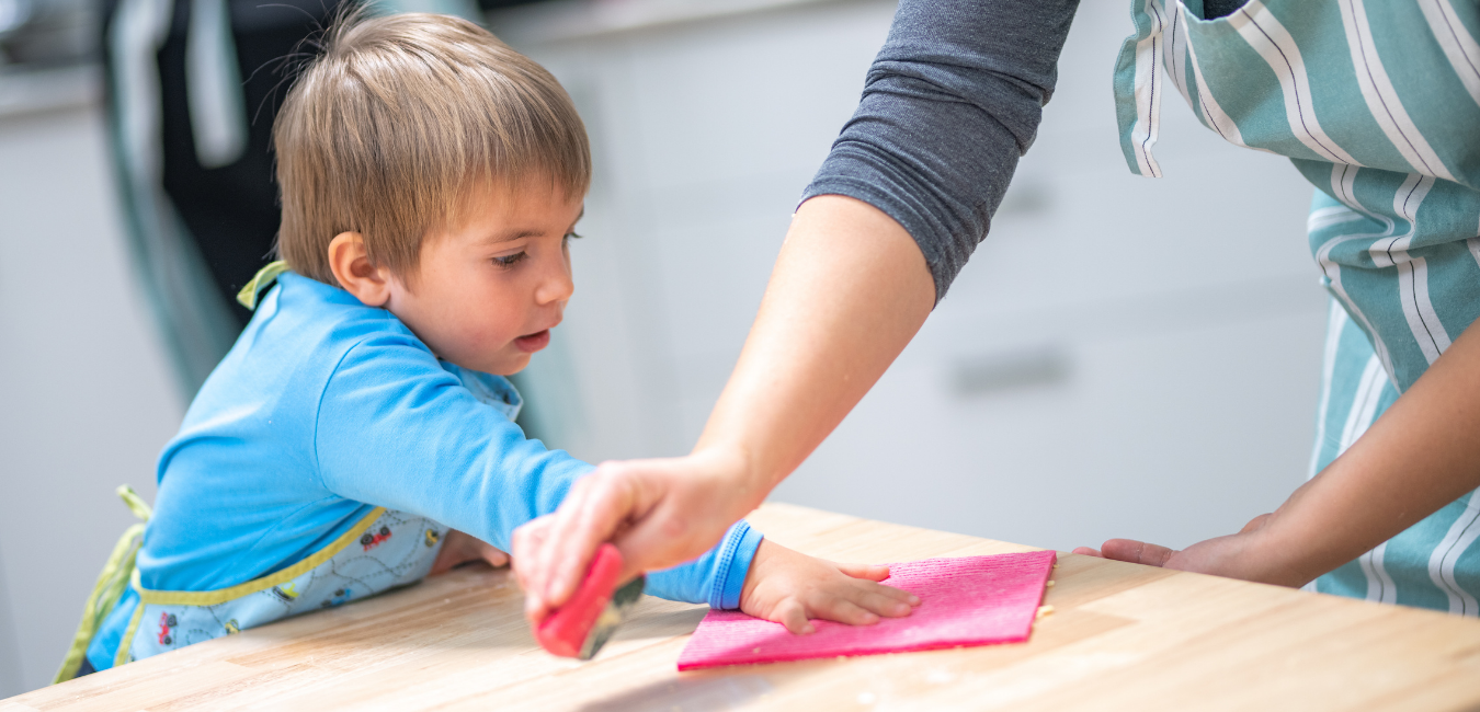 Podemos empezar a enseñar a los niños a hacer las tareas del hogar a la edad de dos años. /. Canva.com.